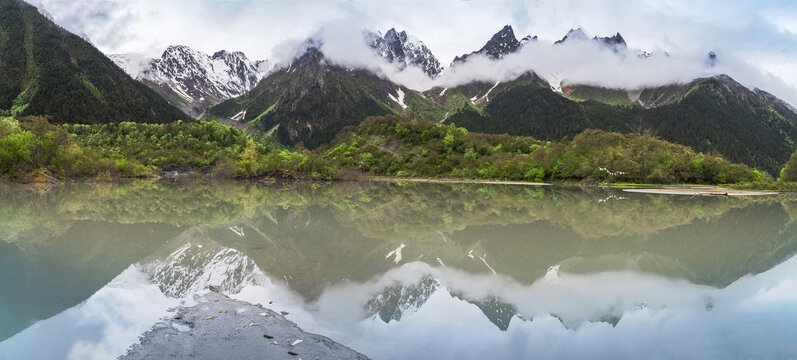 西藏梅里雪山和高原湖泊