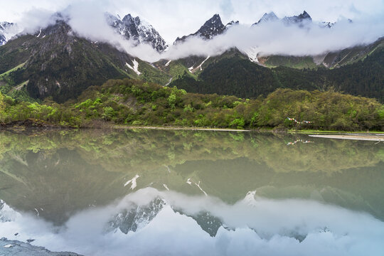 西藏梅里雪山和高原湖泊