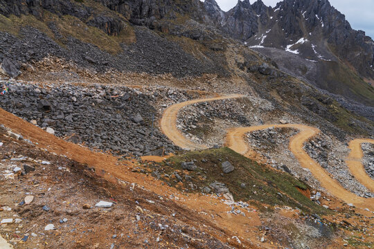 青藏高原的高山和公路美景