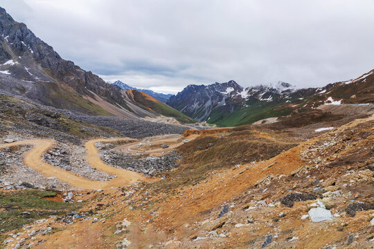 青藏高原的高山和公路美景