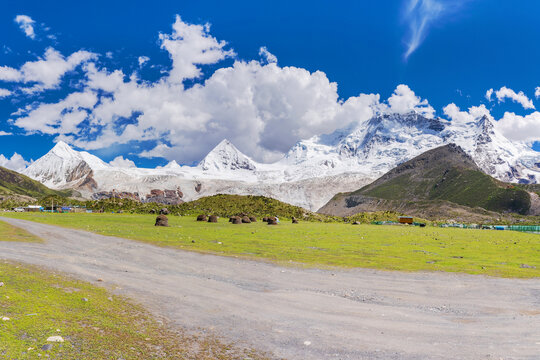 西藏萨普神山和高原牧场美景