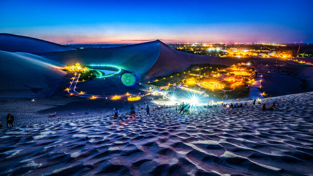 鸣沙山月牙泉夜景