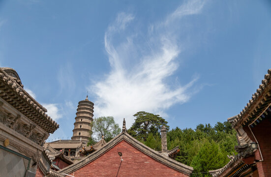 五台山尊胜寺蓝天白云古建寺庙