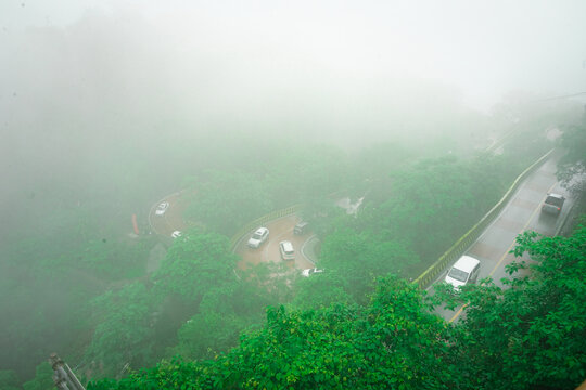 矮寨大桥旁的盘山公路