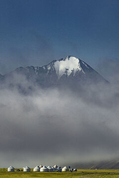 新疆独库公路旁雪山和蒙古包