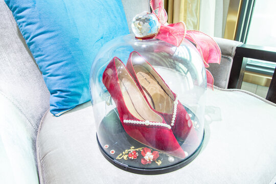 玻璃罩里的婚鞋