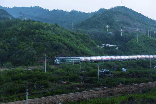 行驶中的油罐列车