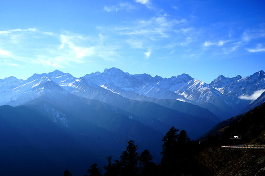 蓝天雪山