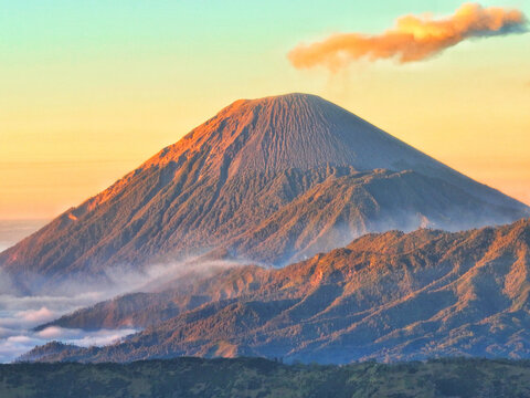 日出下的火山孤独星球