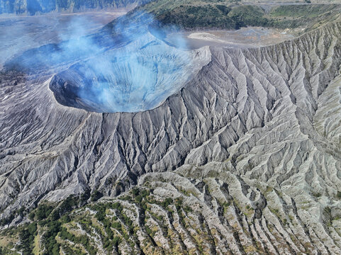 喷发的火山口