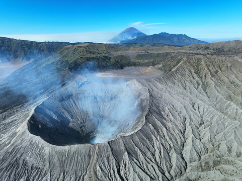 喷发的火山口