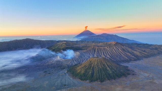 日出下的火山孤独星球