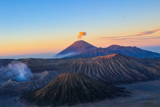 日出下的火山孤独星球