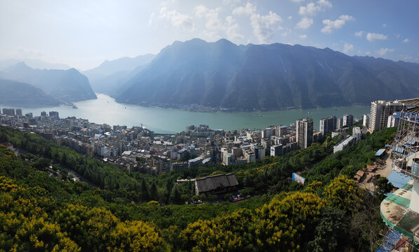 长江三峡巫峡两岸秋色迷人