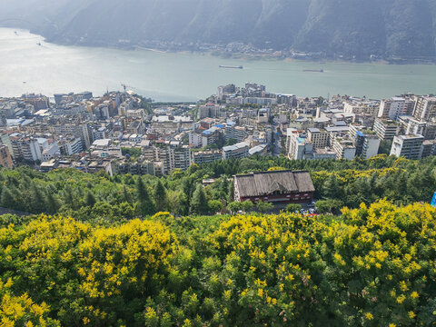 长江三峡巫峡两岸秋色迷人