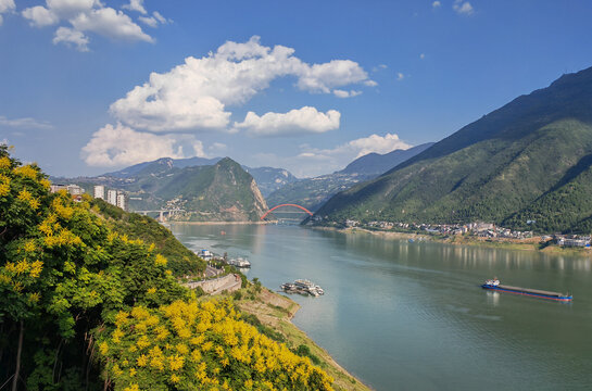 长江三峡巫峡两岸秋色迷人