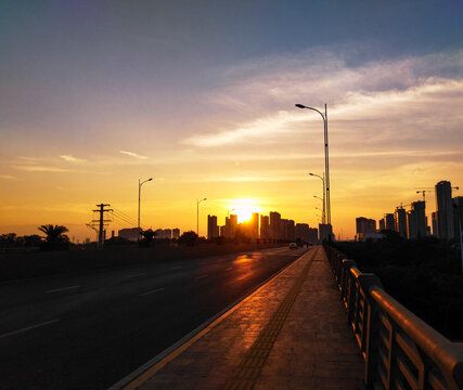 城市夕阳