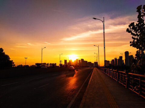 城市夕阳