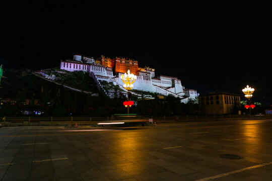 布达拉宫夜景