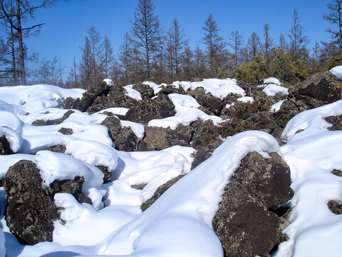 雪覆盖在石头山上