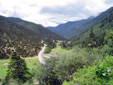 山脚下蜿蜒的山路