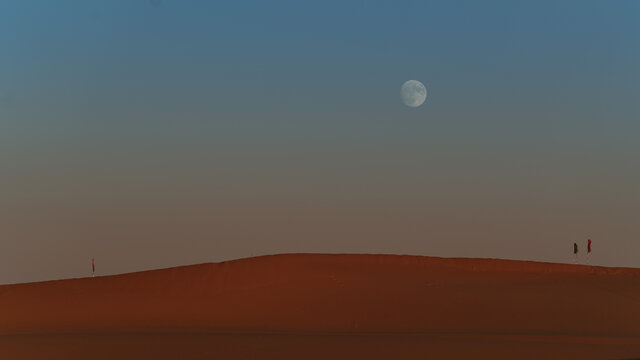沙漠里的月
