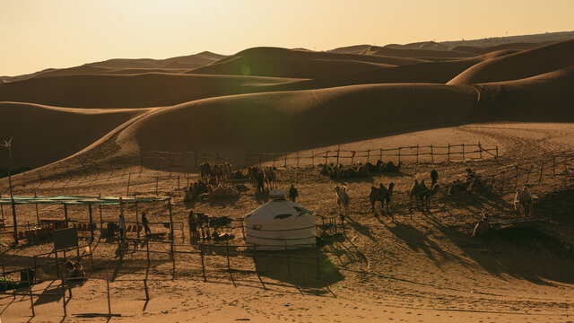 夕阳下的沙漠
