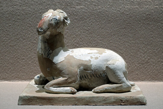 彩绘陶卧羊