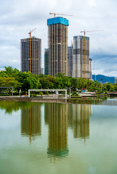 深圳坪山在建高楼水倒影