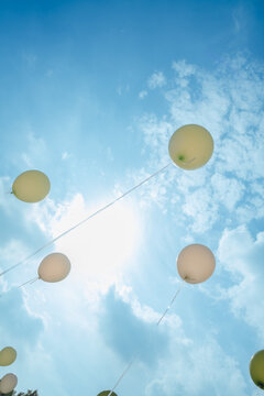 蓝天白云背景上的气球
