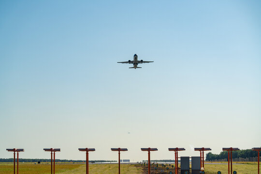 飞机在机场跑道前起飞降落