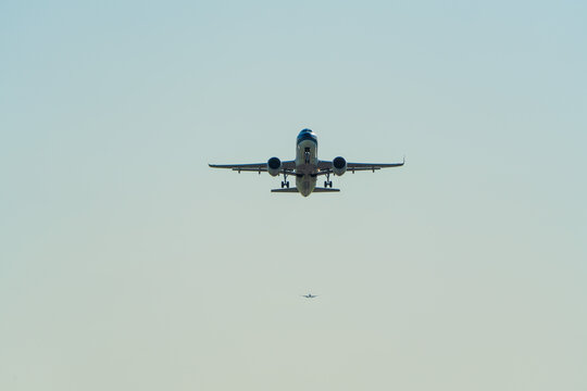 飞机在机场跑道前起飞降落