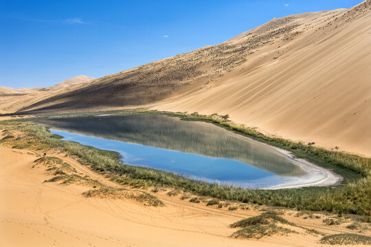内蒙巴丹吉林沙漠