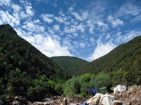 蓝天下的绿色高山