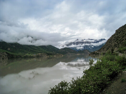 西藏美丽的然乌湖