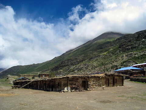 山脚下的西藏民居