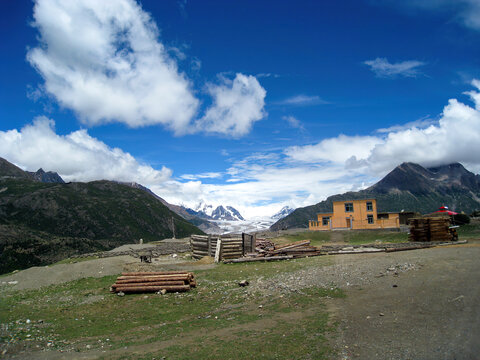 西藏然乌湖风景图