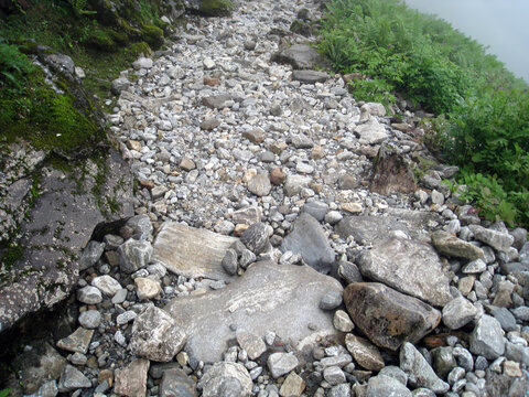 西藏墨脱碎石路