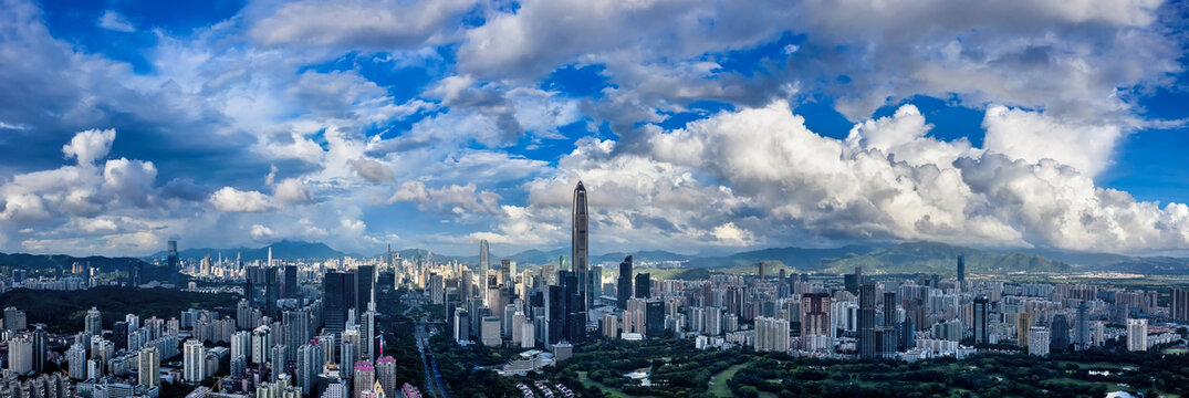 蓝天白云下的深圳城市风光