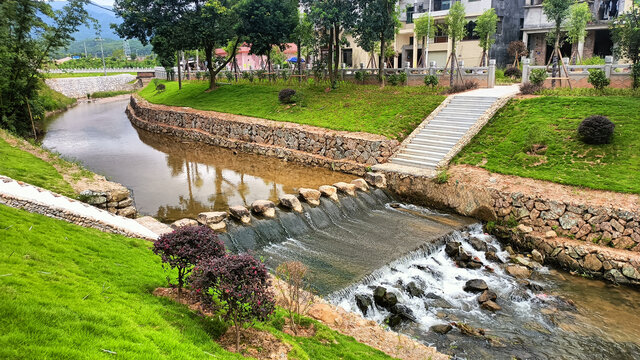 小河流水