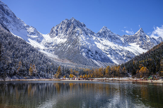 毕棚沟雪山美景