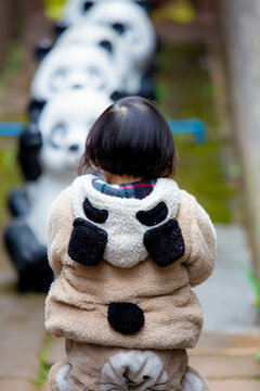 穿熊猫服装看熊猫展的孩子