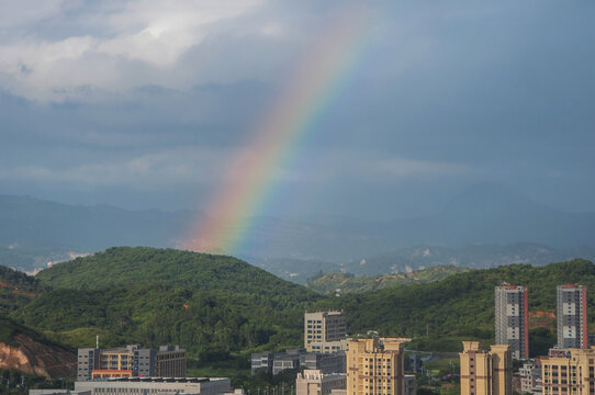 山边的彩虹