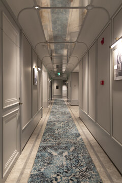 酒店铺着地毯的走廊