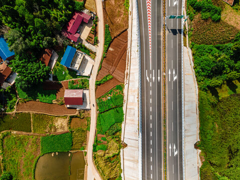 乡村高速公路俯视