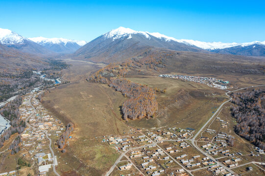 航拍新疆喀纳斯风景区禾木村庄