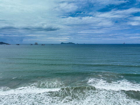 惠州双月湾的海浪和蓝天