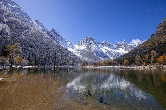 川西毕棚沟雪山风光