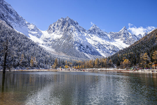 秋天的毕棚沟雪山雪景