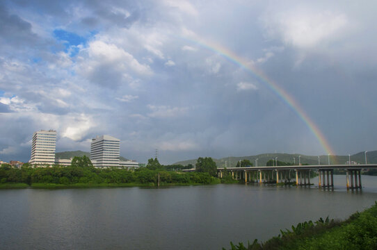 天空彩虹河边风景